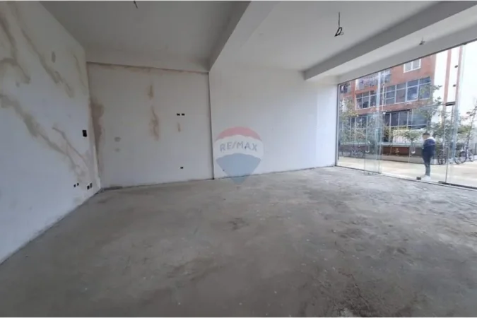 Tirane, shitet dyqan Kati 0, 110 m² (KMY, Tiranë(ID: 530411012-156)