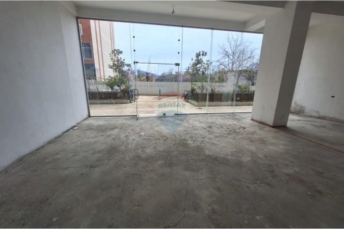 Tirane, shitet dyqan Kati 0, 110 m² (KMY, Tiranë(ID: 530411012-156)