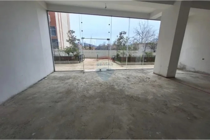 Tirane, shitet dyqan Kati 0, 110 m² (KMY, Tiranë(ID: 530411012-156)