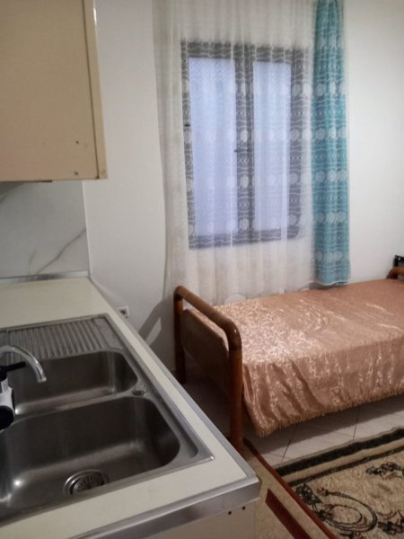 Tirane, jepet me qera garsonier 1+1 Kati 1, 33 m² (Stacioni Trenit)