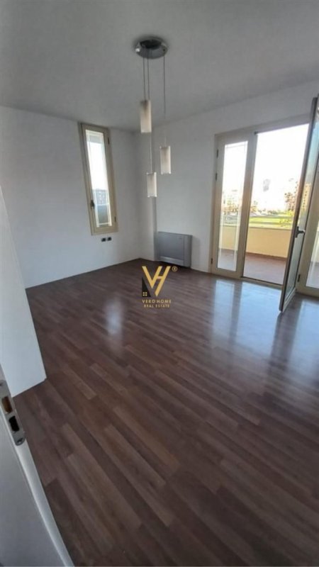 Tirane, shitet apartament 3+1+Ballkon Kati 4, 150 m² 345.000 € (LIQENI ARTIFICIAL)