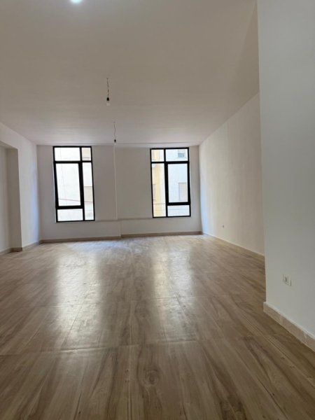 Tirane, jepet me qera ambjent biznesi Kati 2, 152 m² (Prane Sheshit Skenderbej.)