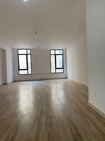 Tirane, jepet me qera ambjent biznesi Kati 2, 152 m² (Prane Sheshit Skenderbej.)
