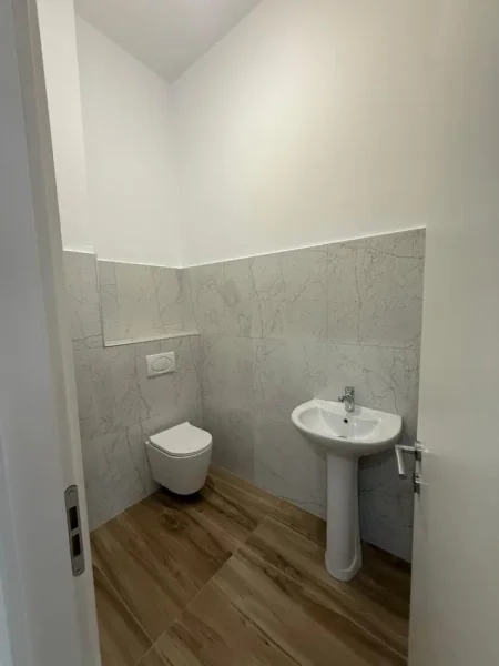 Tirane, jepet me qera ambjent biznesi Kati 2, 152 m² (Prane Sheshit Skenderbej.)