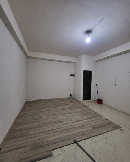Tirane, jepet me qera dyqan , 50 m² 380 € (pranë Square 21)