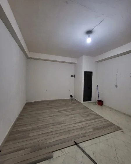 Tirane, jepet me qera dyqan , 50 m² 380 € (pranë Square 21)