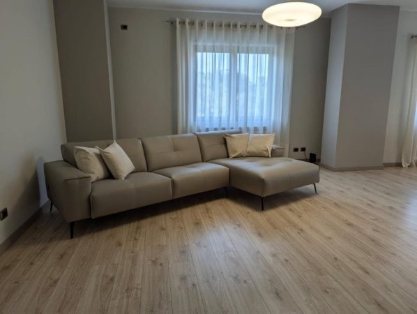Tirane, jepet me qera apartament 3+1 Kati 5, 170 m² 2.500 € (Liqeni Artificial, Tirane)