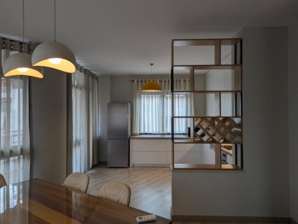 Tirane, jepet me qera apartament 3+1 Kati 5, 170 m² 2.500 € (Liqeni Artificial, Tirane)