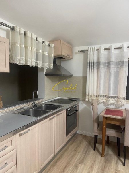 Tirane, jepet me qera apartament 1+1 Kati 2, 55 m² 600 € (KOMUNA E PARISIT)