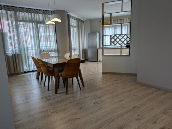Tirane, jepet me qera apartament 3+1 Kati 5, 170 m² (Liqeni Artificial i Tiranes)