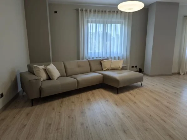 Tirane, jepet me qera apartament 3+1 Kati 5, 170 m² (Liqeni Artificial i Tiranes)