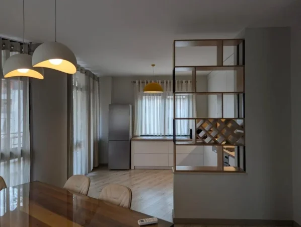 Tirane, jepet me qera apartament 3+1 Kati 5, 170 m² (Liqeni Artificial i Tiranes)