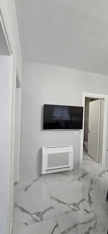 Tirane, jepet me qera apartament 2+1+Ballkon Kati 3, 100 m² 630 € (Liqeni That)