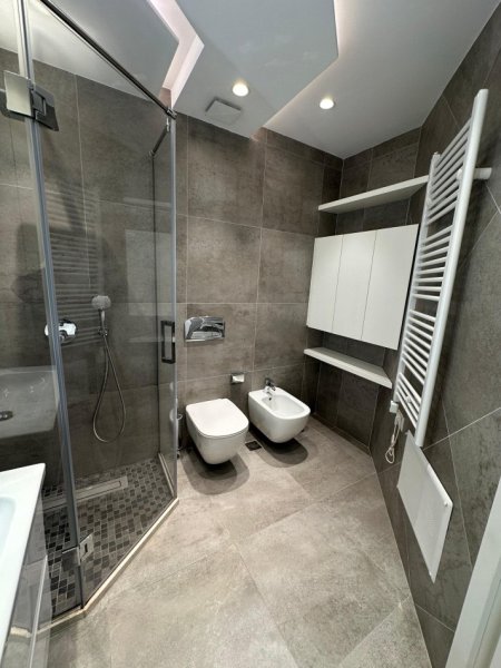 Tirane, jepet me qera apartament 2+1+Ballkon Kati 3, 100 m² 900 € (Rruga Ndre Mjeda)