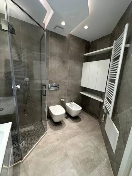 Tirane, jepet me qera apartament 2+1+Ballkon Kati 3, 100 m² 900 € (Rruga Ndre Mjeda)