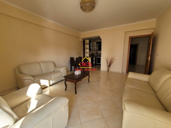 Vlore, jap me qera apartament 2+1+Ballkon Kati 2, 110 m² 500 € (Lungomare)