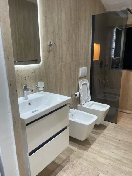 Tirane, jepet me qera apartament 1+1+Ballkon Kati 2, 60 m² 600 € (KOMUNA E PARISIT)