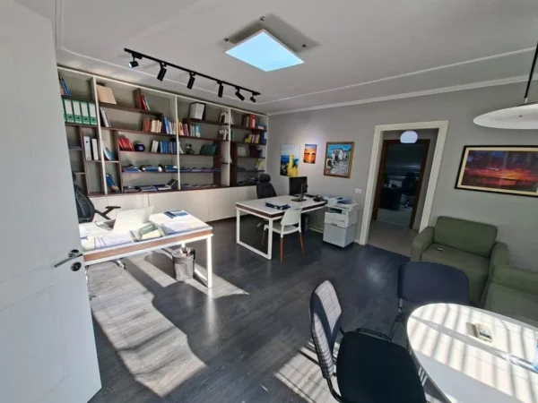 Tirane, jepet me qera zyre Kati 1, 97 m² 700 € (Myslym Shyri)