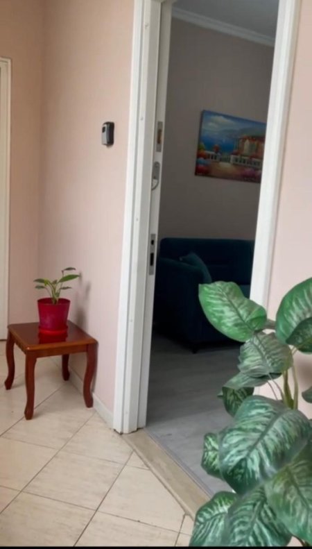Tirane, jepet me qera apartament homestudio Kati 6, 40 m² 400 €