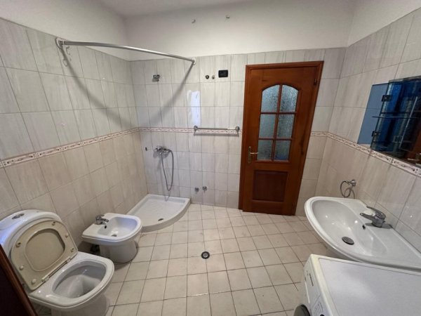 Tirane, jepet me qera apartament 1+1+Ballkon Kati 6, 65 m² 430 € 