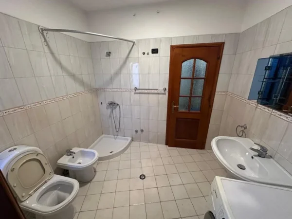 Tirane, jepet me qera apartament 1+1+Ballkon Kati 6, 65 m² 430 € 