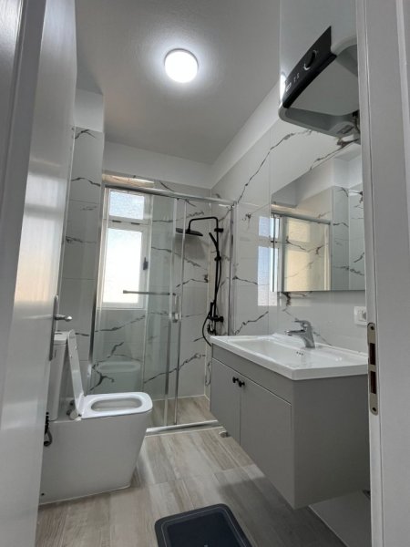 Tirane, jepet me qera apartament 2+1+Aneks+Ballkon Kati 8, 110 m² 650 € (Pallati me shigjeta)