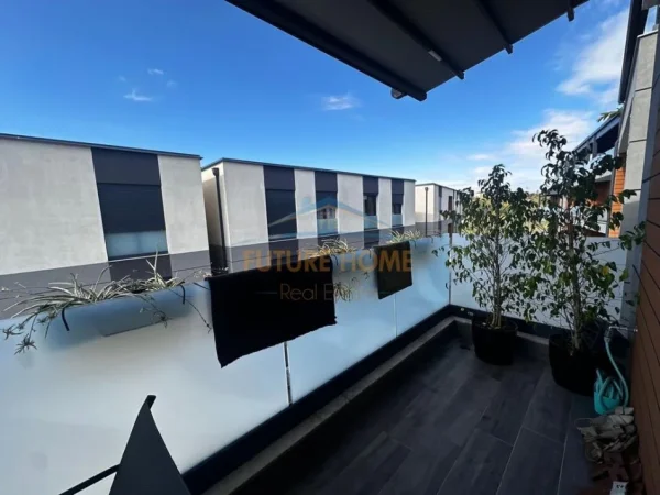 Tirane, jepet me qera apartament 3+1+Ballkon Kati 2, 130 m² 3.200 € (teg)