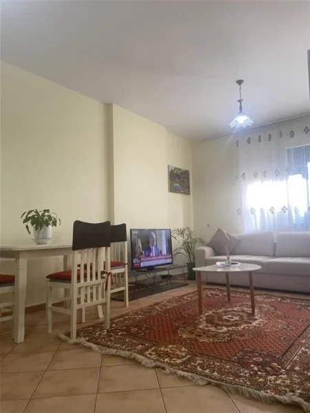 Tirane, jepet me qera apartament 1+1 Kati 2, 60 m² 500 € (Rruga Riza Cerova)