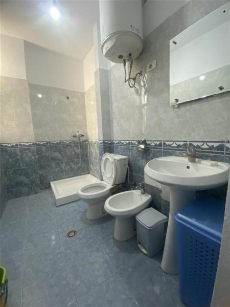 Tirane, jepet me qera apartament 1+1 Kati 2, 60 m² 500 € (Rruga Riza Cerova)