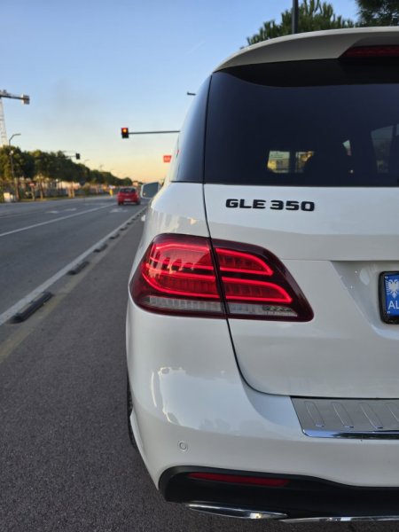 Tirane, shes SUV Mercedes Benz Nafte, e bardhë automatik 168 km 27.000 €