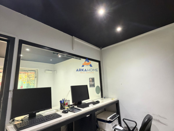 Tirane, jepet me qera ambjent biznesi Kati 0, 33 m² 890 € 