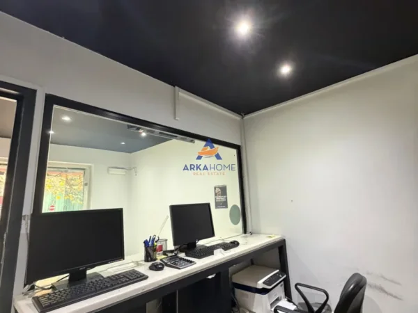 Tirane, jepet me qera ambjent biznesi Kati 0, 33 m² 890 € 