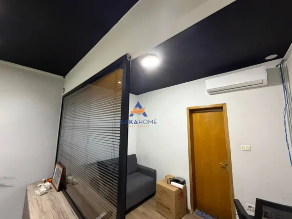 Tirane, jepet me qera ambjent biznesi Kati 0, 33 m² 890 € 