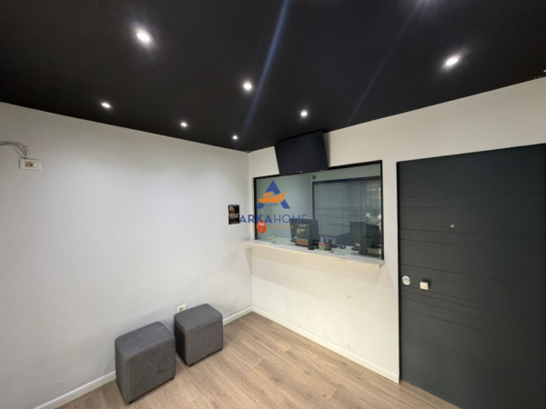 Tirane, jepet me qera ambjent biznesi Kati 0, 33 m² 890 € 