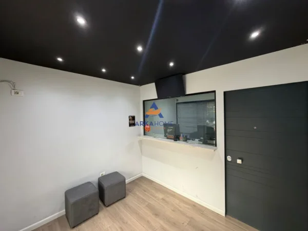 Tirane, jepet me qera ambjent biznesi Kati 0, 33 m² 890 € 