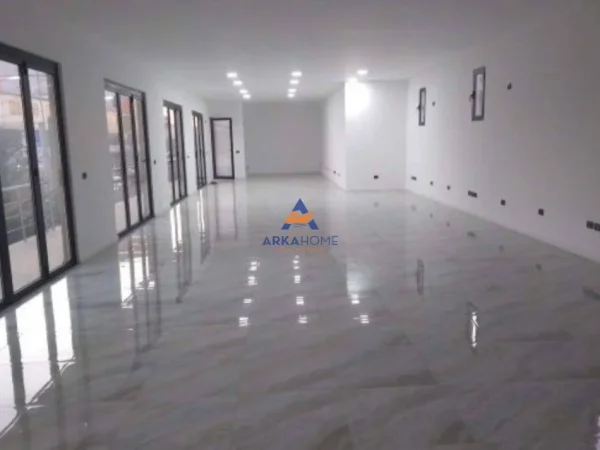 Tirane, jepet me qera ambjent biznesi Kati 0, 220 m² 3.664 € (SHKOZE)