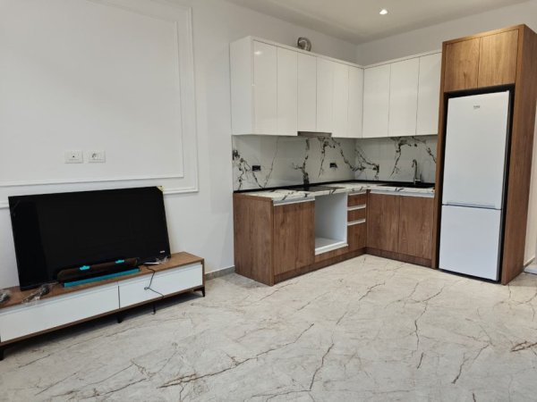 Tirane, jepet me qera apartament 2+1 Kati 2, 600 € (Allias)