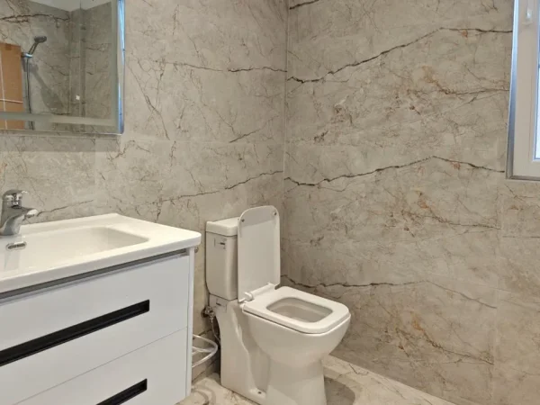 Tirane, jepet me qera apartament 2+1 Kati 2, 600 € (Allias)