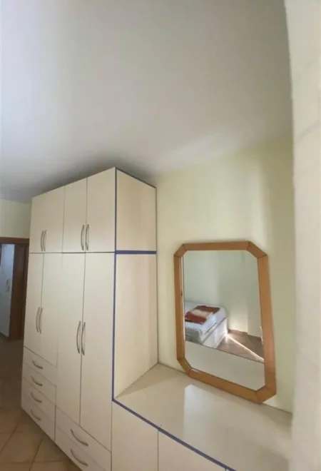 Tirane, jepet me qera apartament 1+1+Ballkon Kati 2, 70 m² 450 €