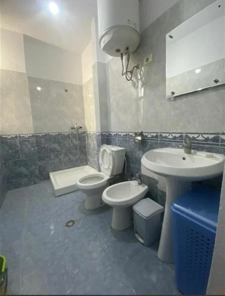 Tirane, jepet me qera apartament 1+1+Ballkon Kati 2, 70 m² 450 €