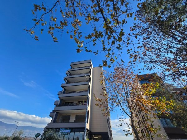 Tirane, shitet apartament 2+1 , 200 m² (liqeni thate)