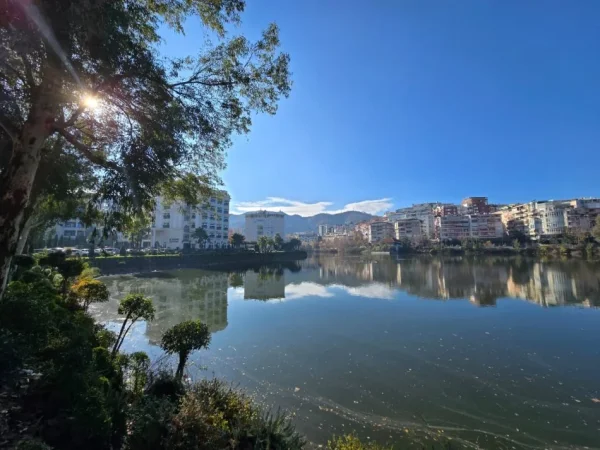 Tirane, shitet apartament 2+1 , 200 m² (liqeni thate)