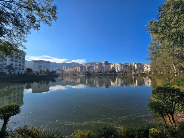 Tirane, shitet apartament 2+1 , 200 m² (liqeni thate)