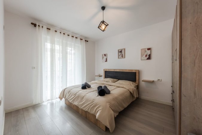 Tirane, jepet me qera 2+1 Kati 1, 90 m² 700 € (Pazari i ri)