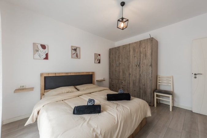 Tirane, jepet me qera 2+1 Kati 1, 90 m² 700 € (Pazari i ri)