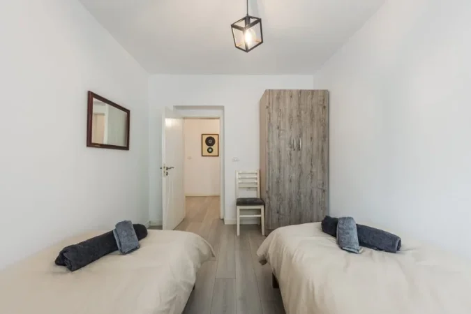 Tirane, jepet me qera 2+1 Kati 1, 90 m² 700 € (Pazari i ri)