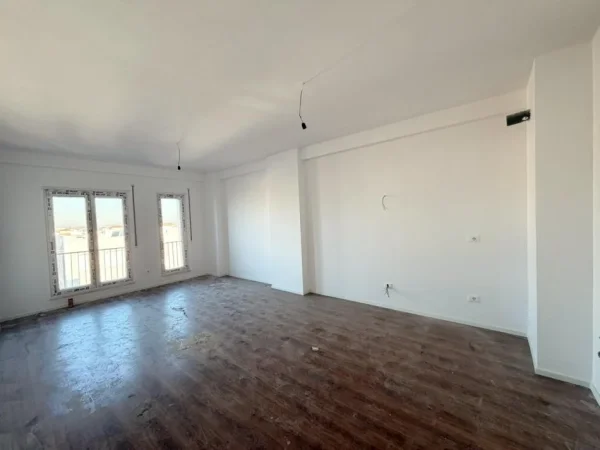 Tirane, shitet apartament 2+1 Kati 3, 108 m² 87.000 € (Kamez)