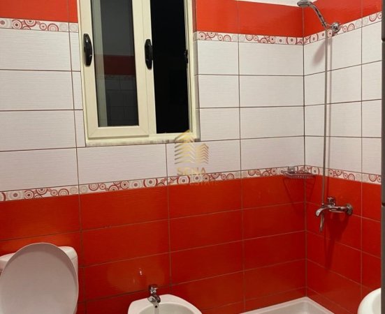 Tirane, jepet me qera Vile 1+1+Ballkon Kati 1, 65 m² 400 € (Laprake,Rruga Dritan Hoxha)