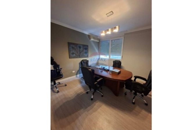 Tirane, jepet me qera ambjent biznesi Kati 1, 110 m² 700 € (Gjykata e RRETHIT)