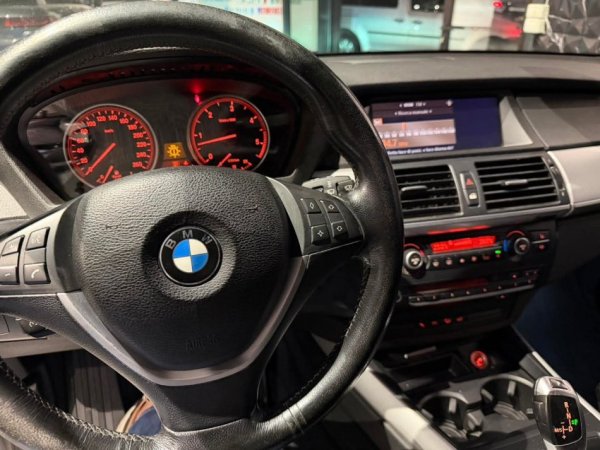 Tirane, shes SUV Bmw Nafte, e zeze automatik Klima 272.000 km 7.300 €